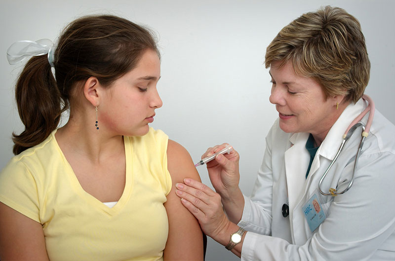 ιατρός χορηγεί εμβόλιο σε μια γυναίκα