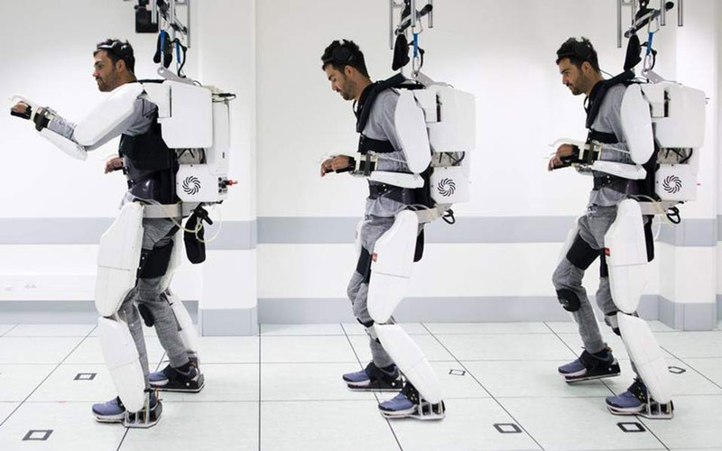 τελείως παράλυτος άντρας περπατάει με τη βοήθεια ρομποτικού εξωσκελετού