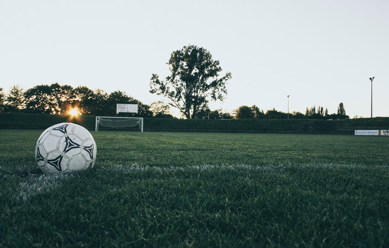 μια μπάλα ποδοσφαίρου σε ένα άδειο γήπεδο από τον κορωνοϊό που έφερε και την κατάθλιψη