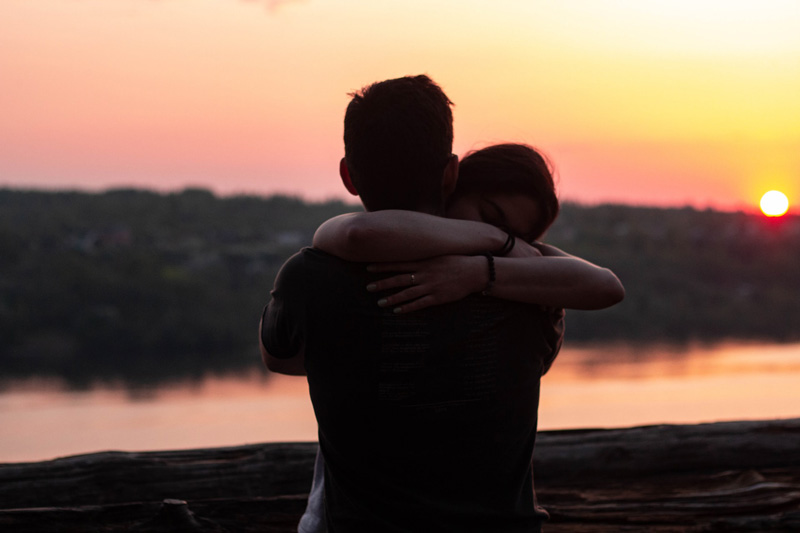 ζευγάρι αποδεικνύει τη σημασία της αγκαλιάς που τόσο λείπει από τη ζωή μας