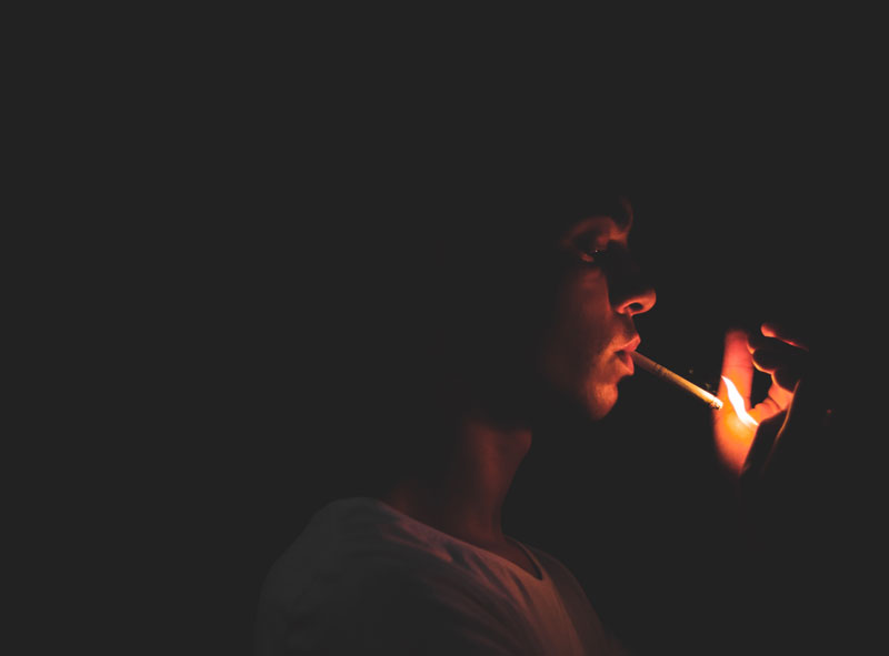 άντρας που καπνίζει με κίνδυνο εμφάνισης ψυχικών νοσημάτων