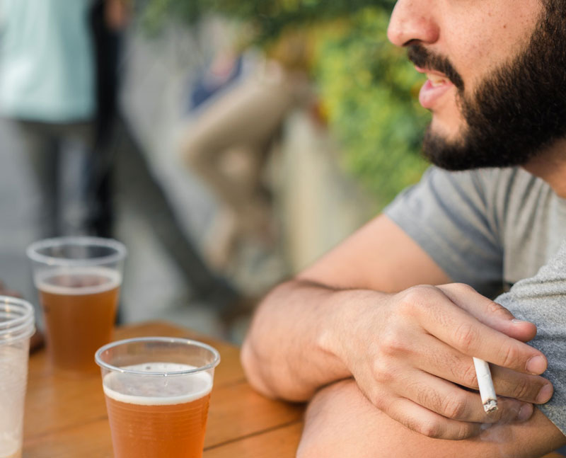 άνδρας ακολουθεί συμπεριφορές που οδηγούν σε πρόωρο θάνατο - Κάπνισμα, ποτό, διαζύγιο 