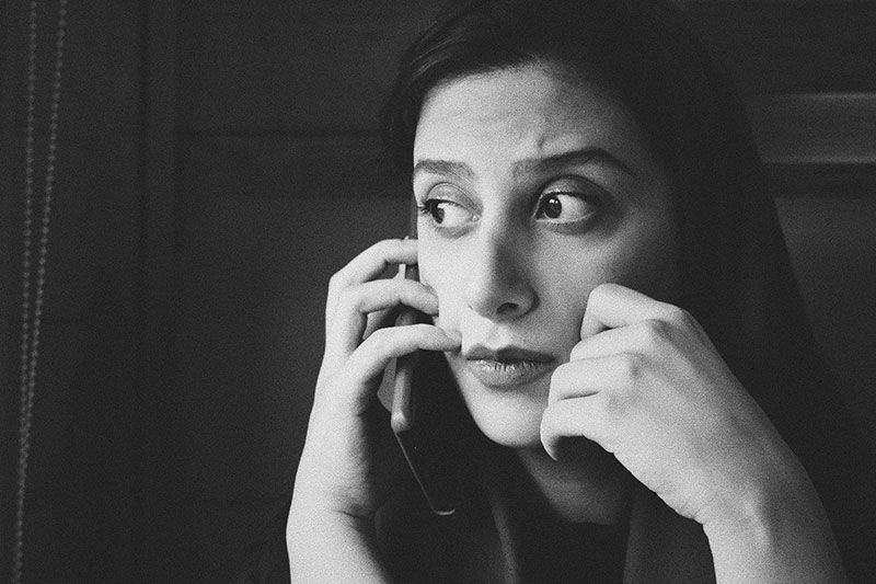 γυναίκα καλεί την Τηλεφωνική Γραμμή Ψυχοκοινωνικής Υποστήριξης 10306 για τον κορωνοϊό