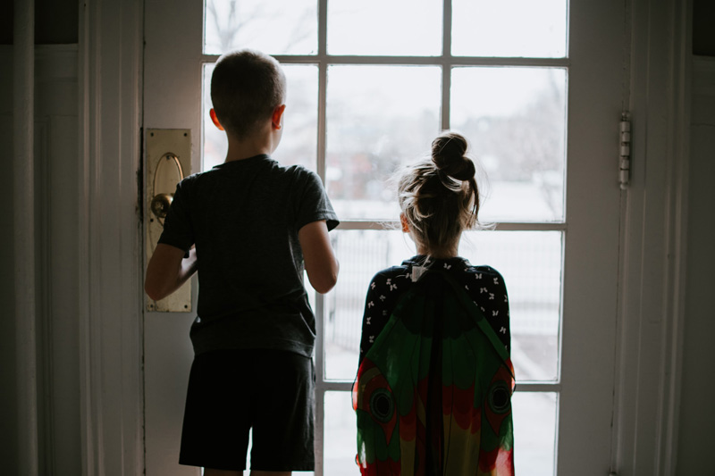 δύο παιδιά με χαμηλή ψυχολογία την εποχή του κορονωϊού 