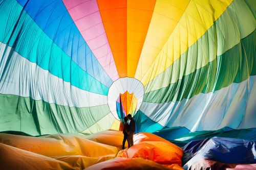 ζευγάρι φιλιέται μέσα σε ένα αερόστατο