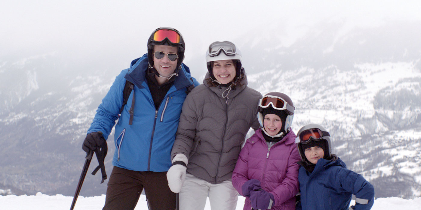 οικογένεια με χειμερινή ένδυση και εξοπλισμό σκι στο χιόνι