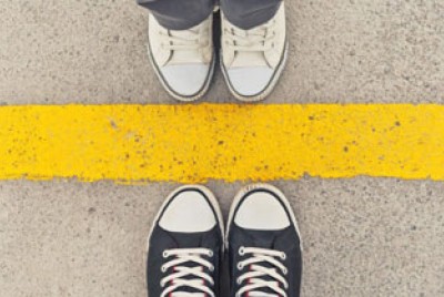 δύο ζευγάρια παπούτσια προβάλλουν την ευαίσθητη ισορροπία των ορίων στην ζωή μας