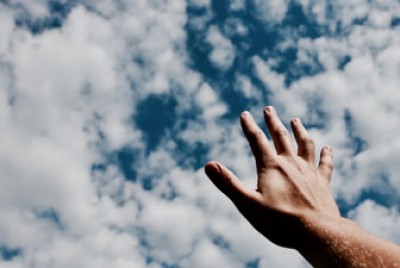 ανδρικό χέρι που προσπαθεί να φτάσει τον ουρανό με σύννεφα δείχνει τι χρειάζεται όταν παλεύει με ψυχική ασθένεια