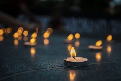 αναμμένα κεριά προσεγγίζουν ψυχολογικά  τη διαχείριση πένθους και το ρόλο των τελετουργιών 