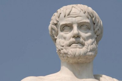 εικόνα του αγάλματος του Αριστοτέλη που έχει μιλήσει για τέσσερα είδη ευτυχίας