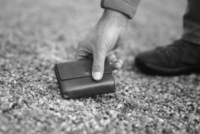 άντρας βρίσκει ένα πορτοφόλι στο δρόμο
