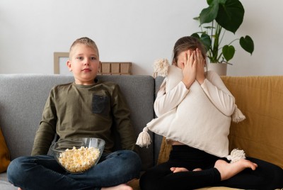 παιδιά παρακολουθούν ταινία στην τηλεόραση που περιέχει βία