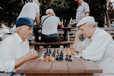 δύο ηλικιωμένοι παίζουν σκάκι στο πάρκο