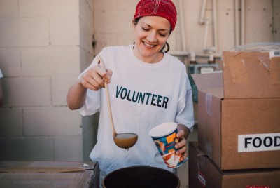 γυναίκα εθελόντρια κάνει 31 μικρές πράξεις καλοσύνης