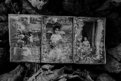 καμμένη φωτογραφία οικογένειας μετά από πόλεμο σε συντρίμια ενός σπιτιού