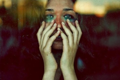 γυναίκα που κλαίει καλύπτει το πρόσωπό της