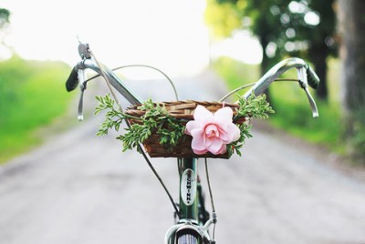 ποδήλατο με ένα καλάθι στολισμένο με λουλούδι
