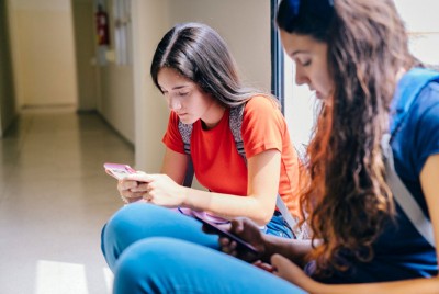 έφηβες μαθήτριες εθισμένες στα κοινωνικά δίκτυα