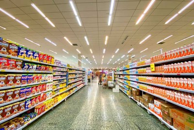 σούπερμαρκετ με καταναλωτές που τους πιάνει πανικός με τις αγορές και ειδικά με το χαρτί υγείας
