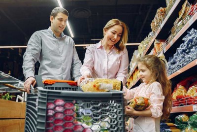 μια οικογένεια μετατρέπει τα ψώνια του σούπερ-μάρκετ σε παιχνίδι