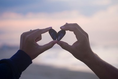 αγαπημένο ζευγάρι που κρατάει από μία πέτρα στο χέρι σχηματίζοντας μία καρδιά