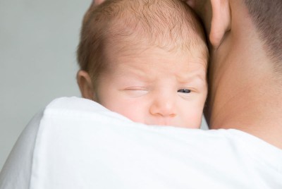 πατέρας παίρνει αγκαλιά το μωρό του και προσφέρει την σημαντική επαφή “δέρμα με δέρμα”