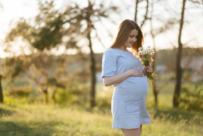 έγκυος γυναίκα στην εξοχή γνωρίζει ότι η εποχή της γέννησης δεν σχετίζεται με τον κίνδυνο ανάπτυξης άγχους ή κατάθλιψης