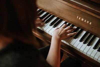 γυναίκα παίζει πιάνο και ενισχύει την επεξεργαστική ισχύ του εγκεφάλου
