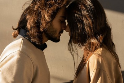 ζευγάρι που έχει χαρακτηριστικά προσωπικότητας που σώζουν την σχέση τους ετοιμάζεται να φιληθεί