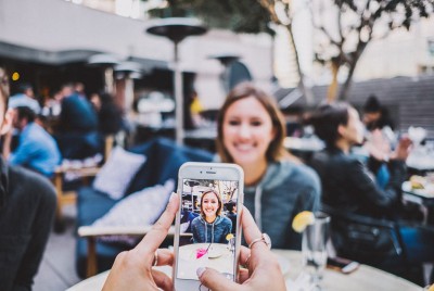 γυναίκα βγαίνει φωτογραφία για το Instagram με φίλτρο φίλτρο "πλαστικής ομορφιάς"