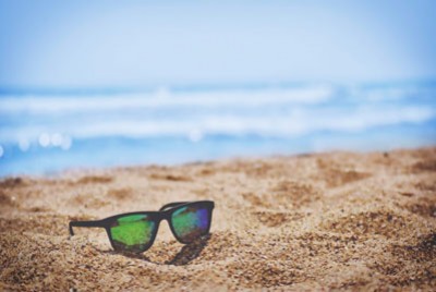 γυαλιά ηλίου στην άμμο μιας παραλίας
