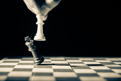 άτομο παίζει σκάκι και σκέφτεται τη σημασία της χρονικότητας στους διαπληκτισμούς