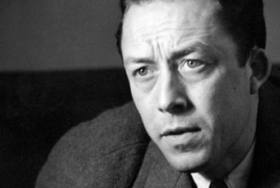 ο Albert Camus κοιτάει προς τον φακό