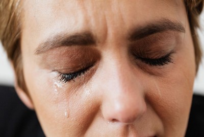 γυναίκα δακρύζει με μοναδική αποτύπωση