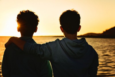 δύο αγόρια κοιτάζουν την δύση του ηλίου με αλληλεγγύη εναντίον του (υ)ιού του θανάτου
