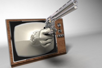 ένα όπλο που βγάινει από την οθόνη μιας τηλεόρασης