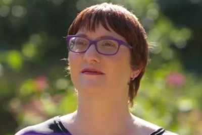 γυναίκα με γυαλιά που έχει βιαστεί και έχει αναπτύξει 2500 προσωπικότητες