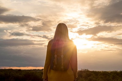Γυναίκα σε ηλιοβασίλεμα τελειοποιεί την τέχνη της ανθεκτικότητας