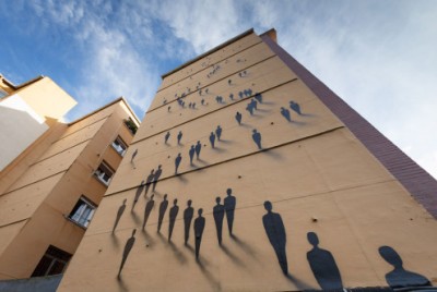 σκιές ανθρώπων στην πρόσοψη κτιρίου