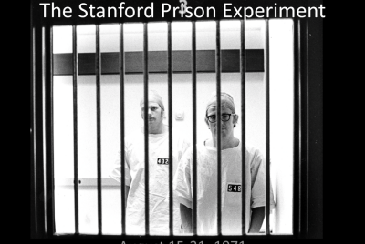 δύο φυλακισμένοι πίσω από τα κάγκελα στο πείραμα του Στάνφορντ