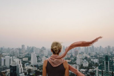 γυναίκα με μαντήλι που κοιτάζει από ψηλά μία πόλη σκεπτόμενη ότι πεθαίνει