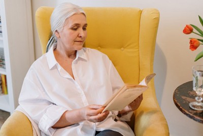 γυναίκα με άνοια - Νόσο Alzheimer παρουσιάζει συμπεριφορικά συμπτώματα