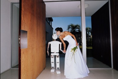 γυναίκα νύφη φιλάει ένα ρομπότ