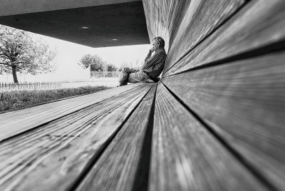ασπρόμαυρη φωτογραφία ενός άντρα που κάθεται σε ένα παγκάκι και ασθενεί που είναι ο βασιλικότερος δρόμος για το υποσυνείδητο