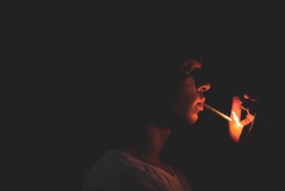 άντρας που καπνίζει με κίνδυνο εμφάνισης ψυχικών νοσημάτων