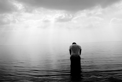 άνθρωπος που είναι μέχρι τα γόνατα μέσα σε θάλασσα και έχει μοναξιά που εξελίσσεται από ψυχικό πόνο σε κίνδυνο για τη σωματική και δημόσια υγεία