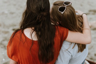δύο γυναίκες αναρωτιούνται αφού έχουν φίλους τι να την κάνουν την ψυχοθεραπεία