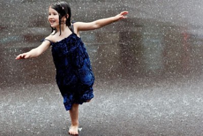κοριτσάκι χορεύει στη βροχή