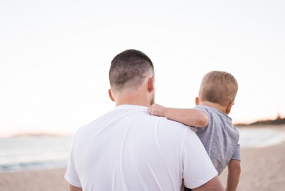 πατέρας αγκαλιάζει το παιδί που μπορεί να βιώσει απόρριψη 