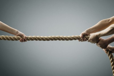 δύο ζευγάρια χέρια που κρατούν ένα σκοινί από τις δύο πλευρές μας υποδεικνύουν πότε είναι καλό να εγκαταλείπουμε τους στόχους μας